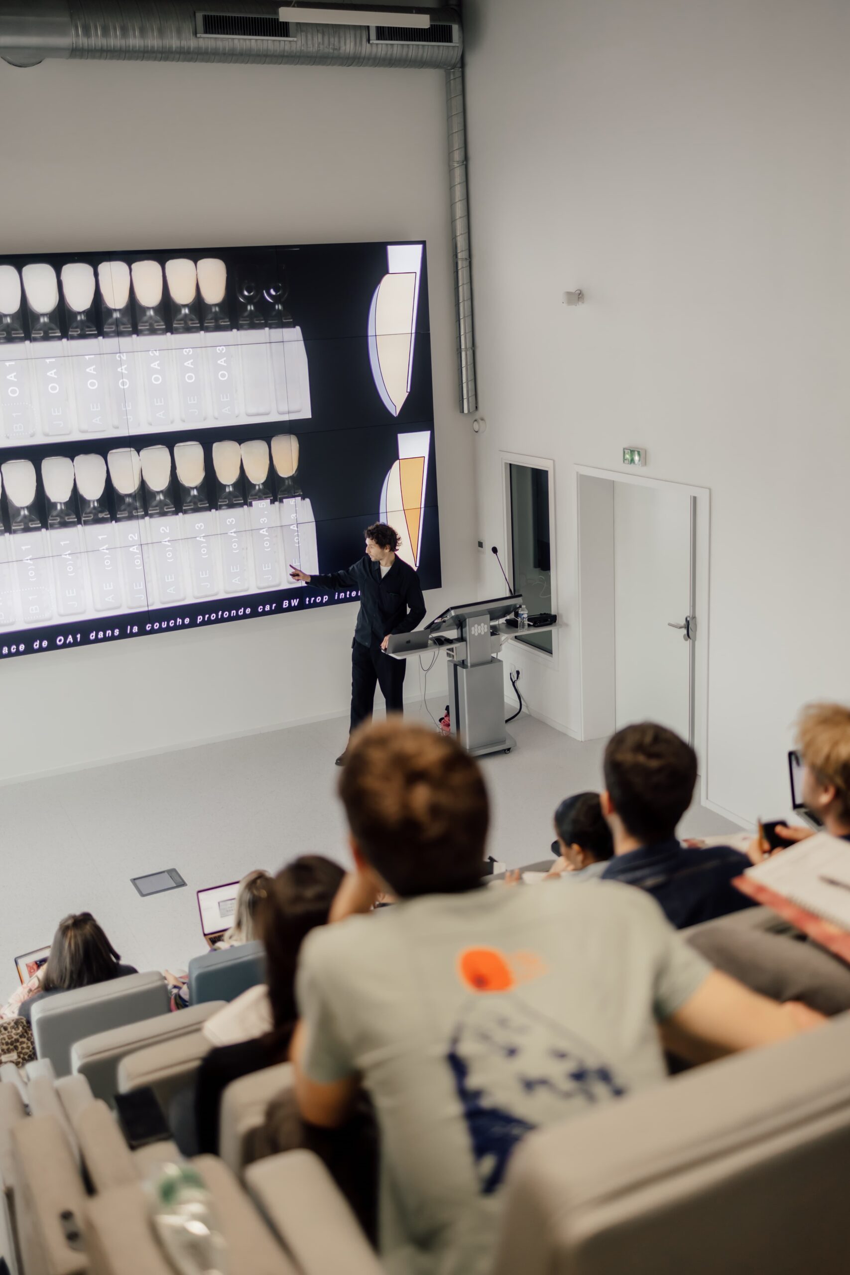 Amphithéâtre à louer à Nantes pour réceptions, séminaires, présentations, corporate, écran dynamique 4K