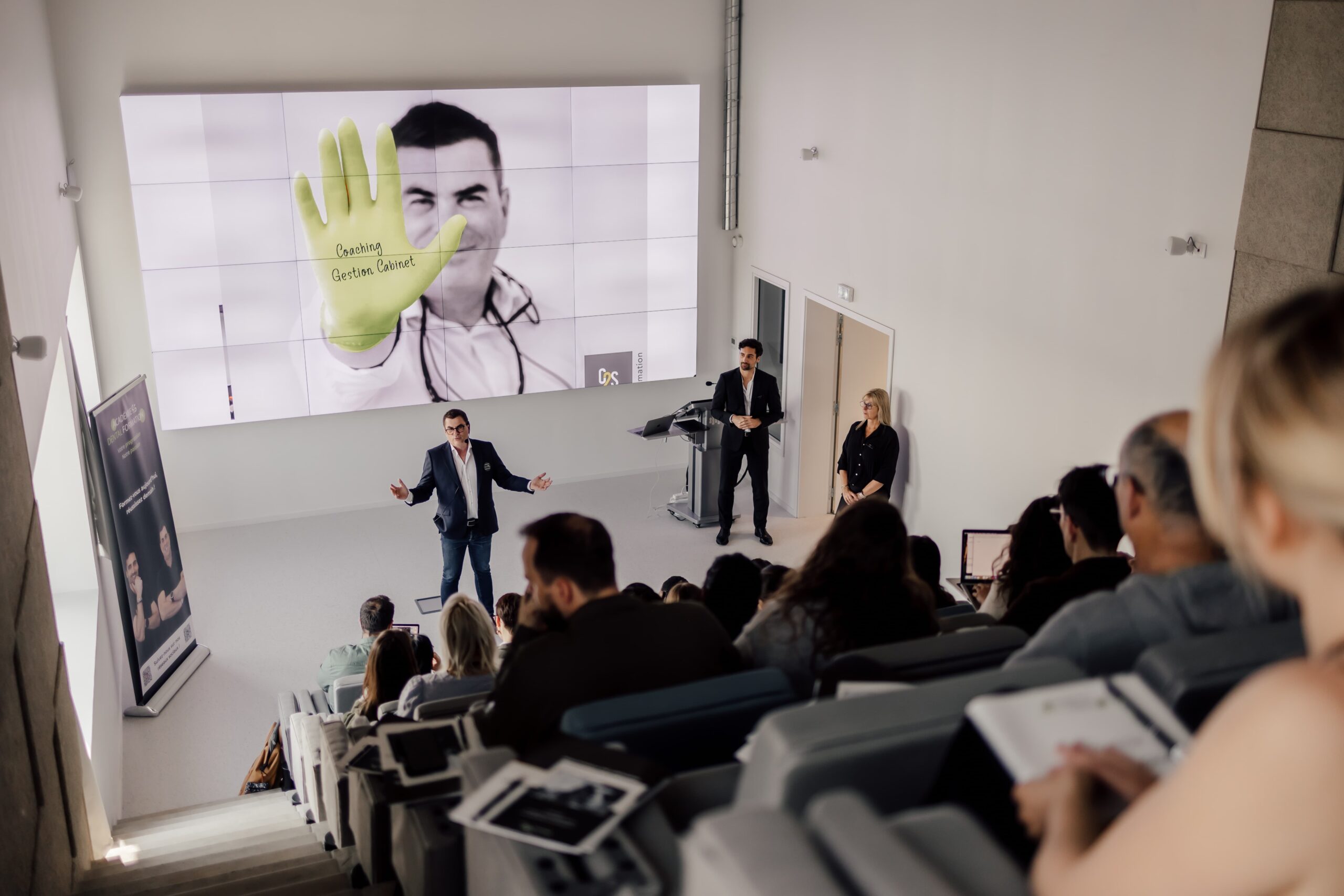 Amphithéâtre à louer à Nantes pour réceptions, séminaires, présentations, corporate, écran dynamique 4K