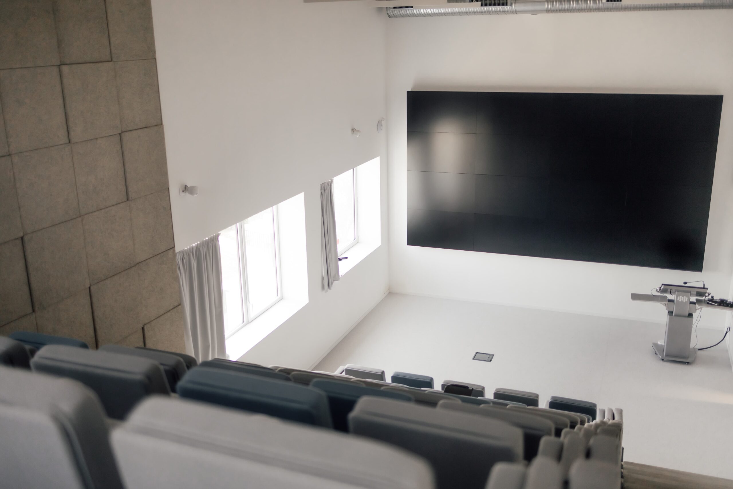 Amphithéâtre à louer à Nantes pour réceptions, séminaires, présentations, corporate, écran dynamique 4K