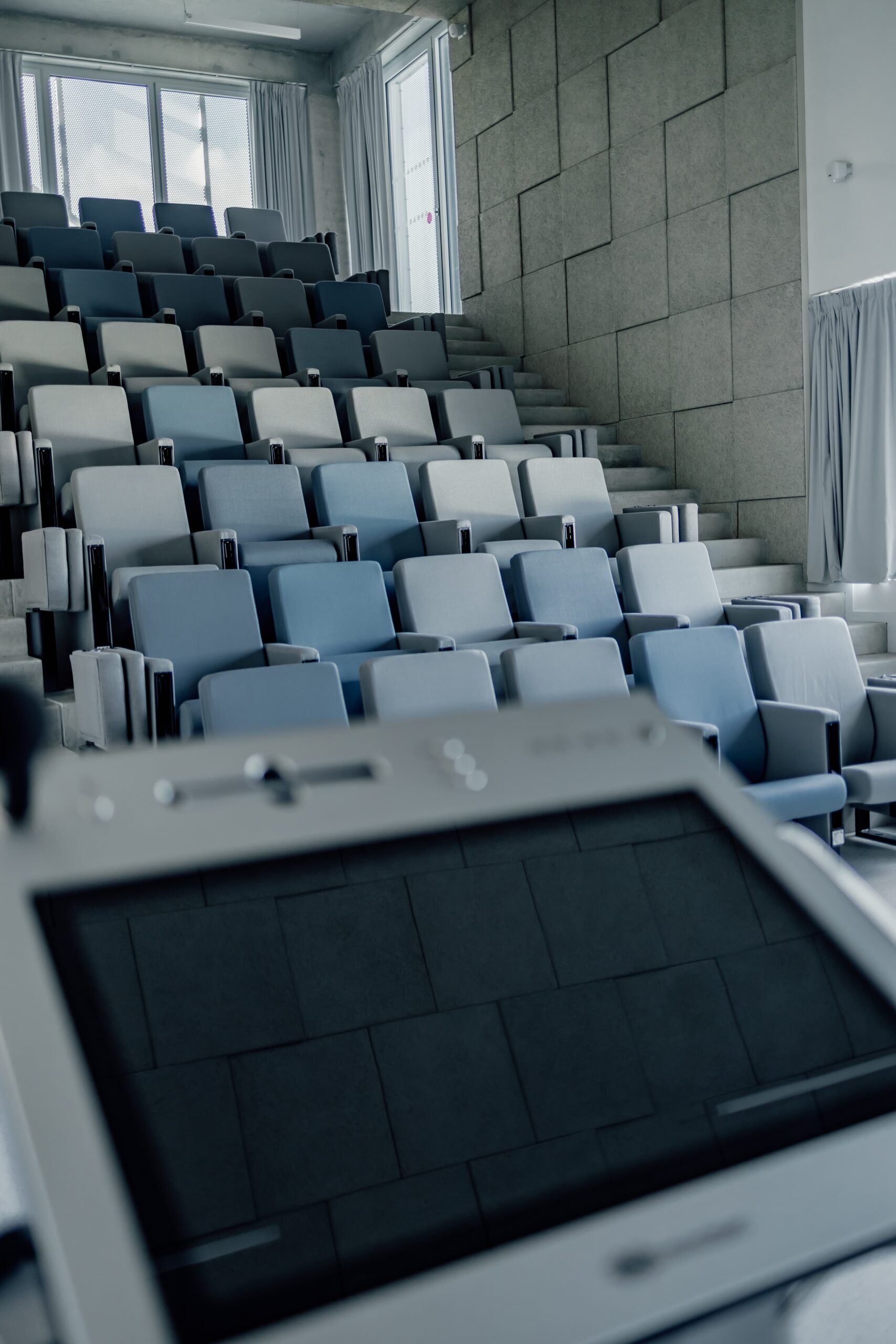 Amphithéâtre à louer à Nantes pour réceptions, séminaires, présentations, corporate, écran dynamique 4K