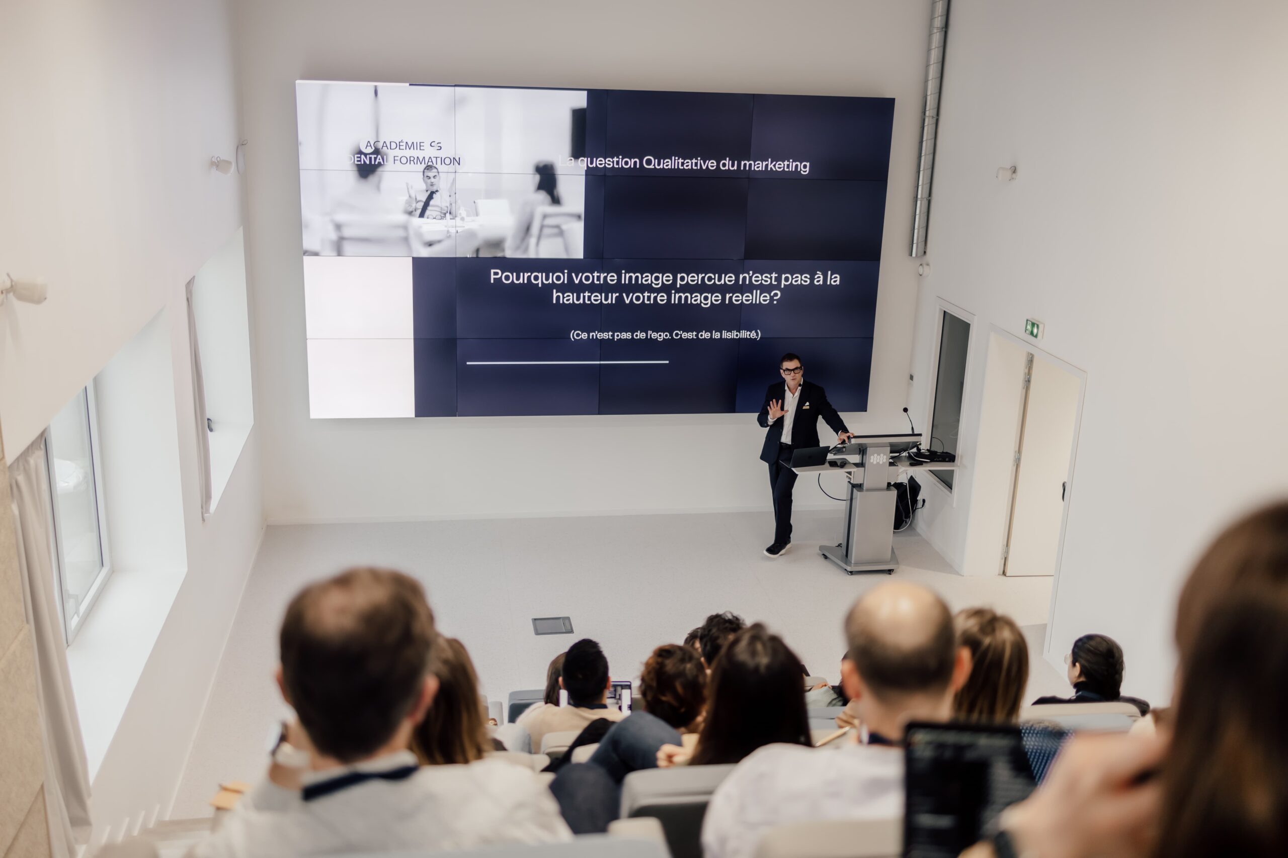 Amphithéâtre à louer à Nantes pour réceptions, séminaires, présentations, corporate, écran dynamique 4K