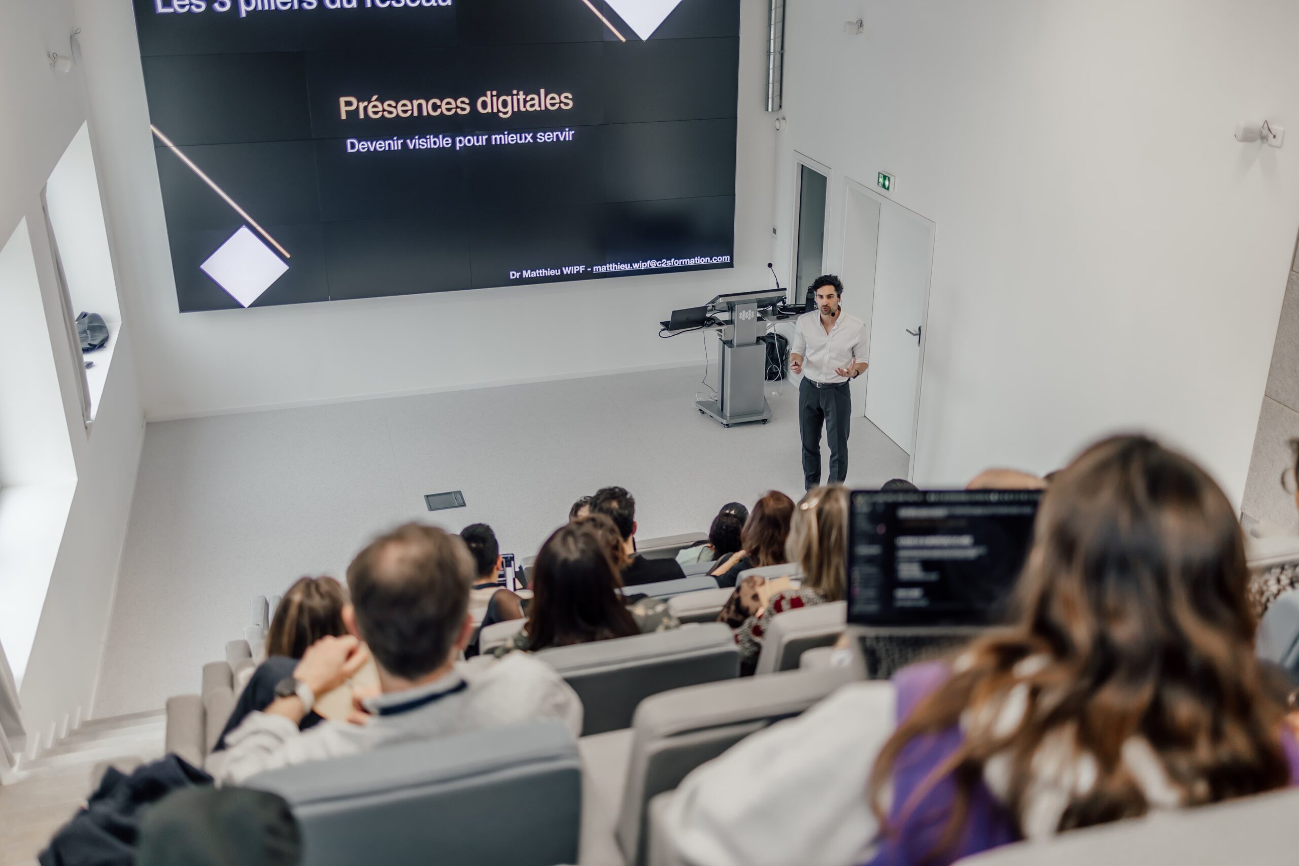 Amphithéâtre à louer à Nantes pour réceptions, séminaires, présentations, corporate, écran dynamique 4K
