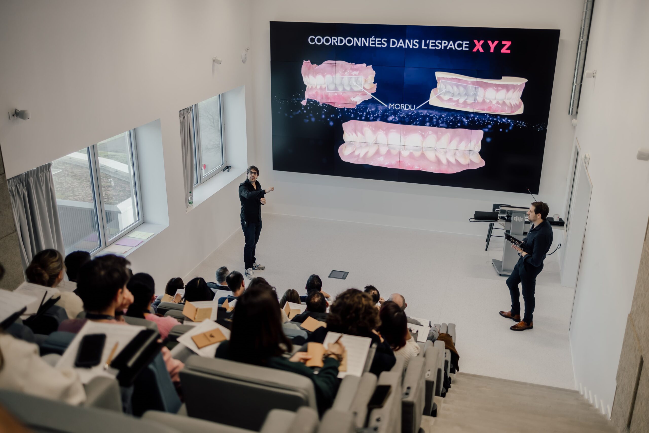 Amphithéâtre à louer à Nantes pour réceptions, séminaires, présentations, corporate, écran dynamique 4K