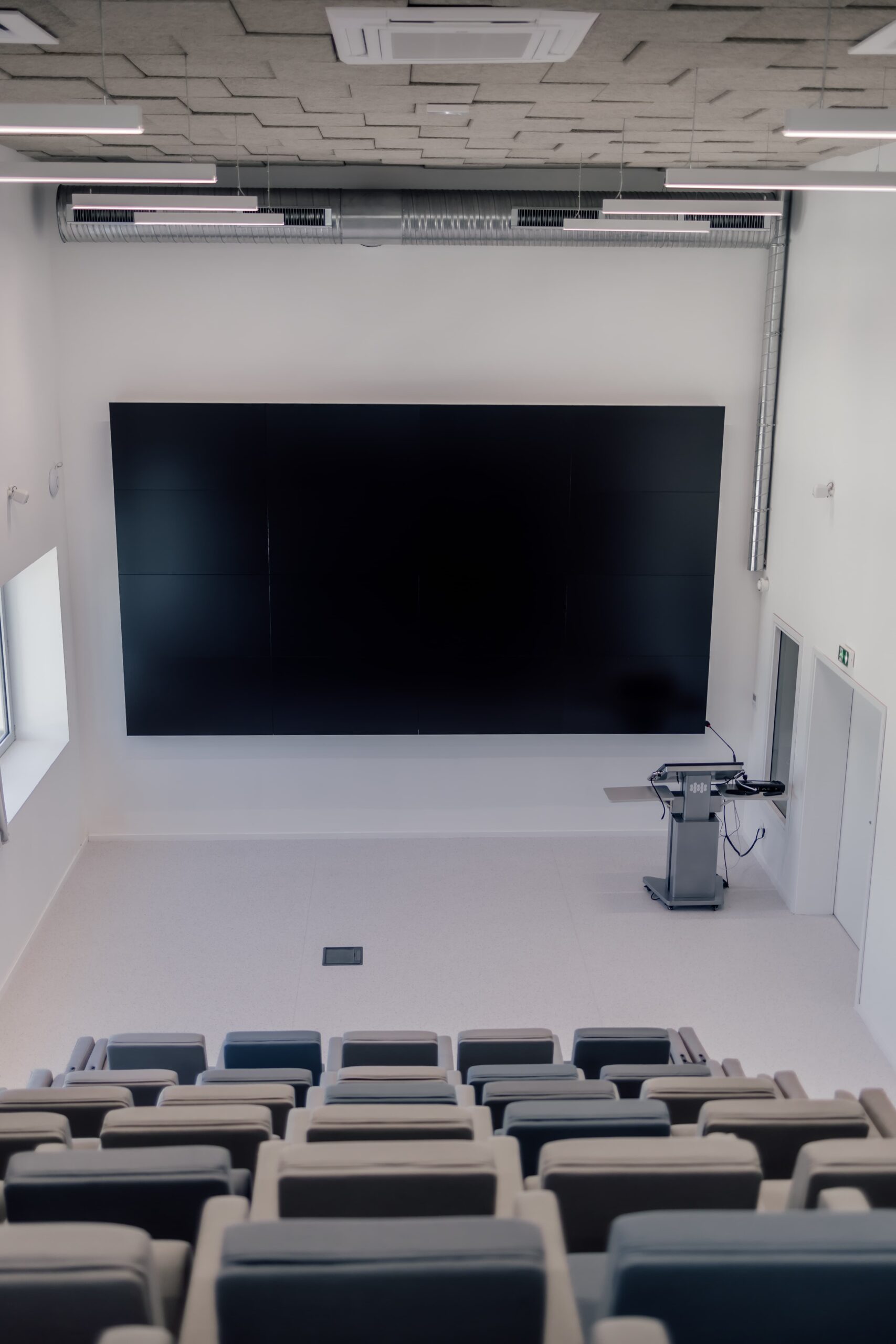 Amphithéâtre à louer à Nantes pour réceptions, séminaires, présentations, corporate, écran dynamique 4K