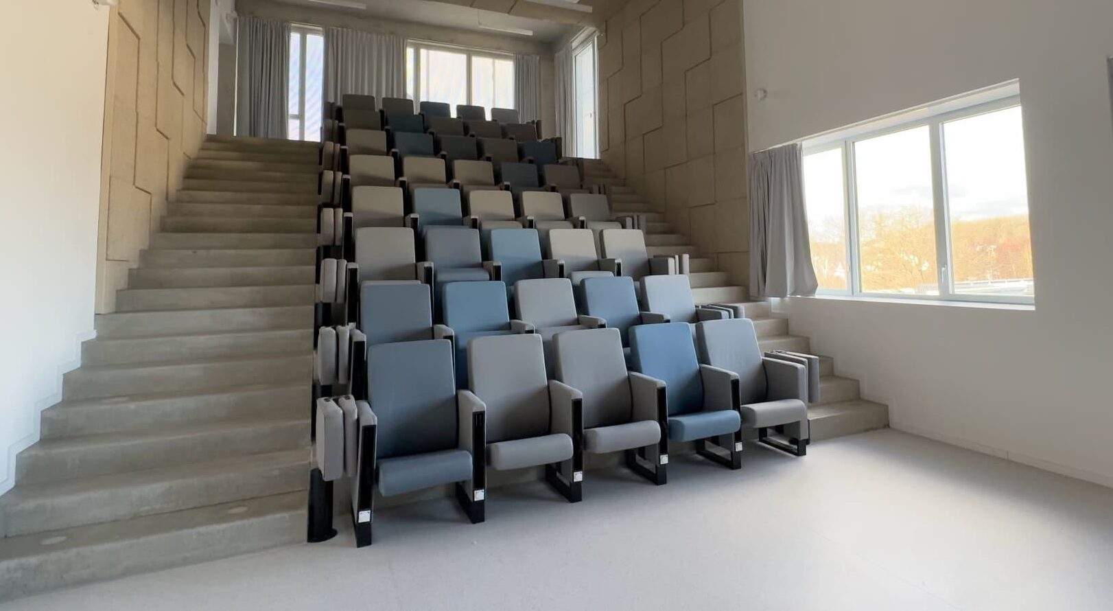 Amphithéâtre à louer à Nantes pour réceptions, séminaires, présentations, corporate, écran dynamique 4K