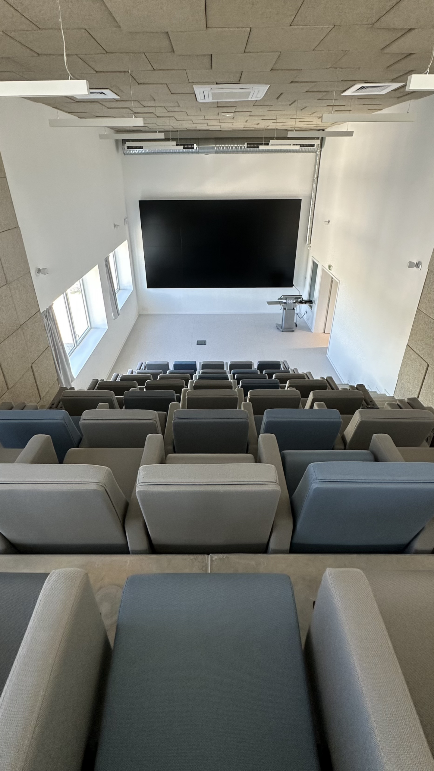 Amphithéâtre à louer à Nantes pour réceptions, séminaires, présentations, corporate, écran dynamique 4K