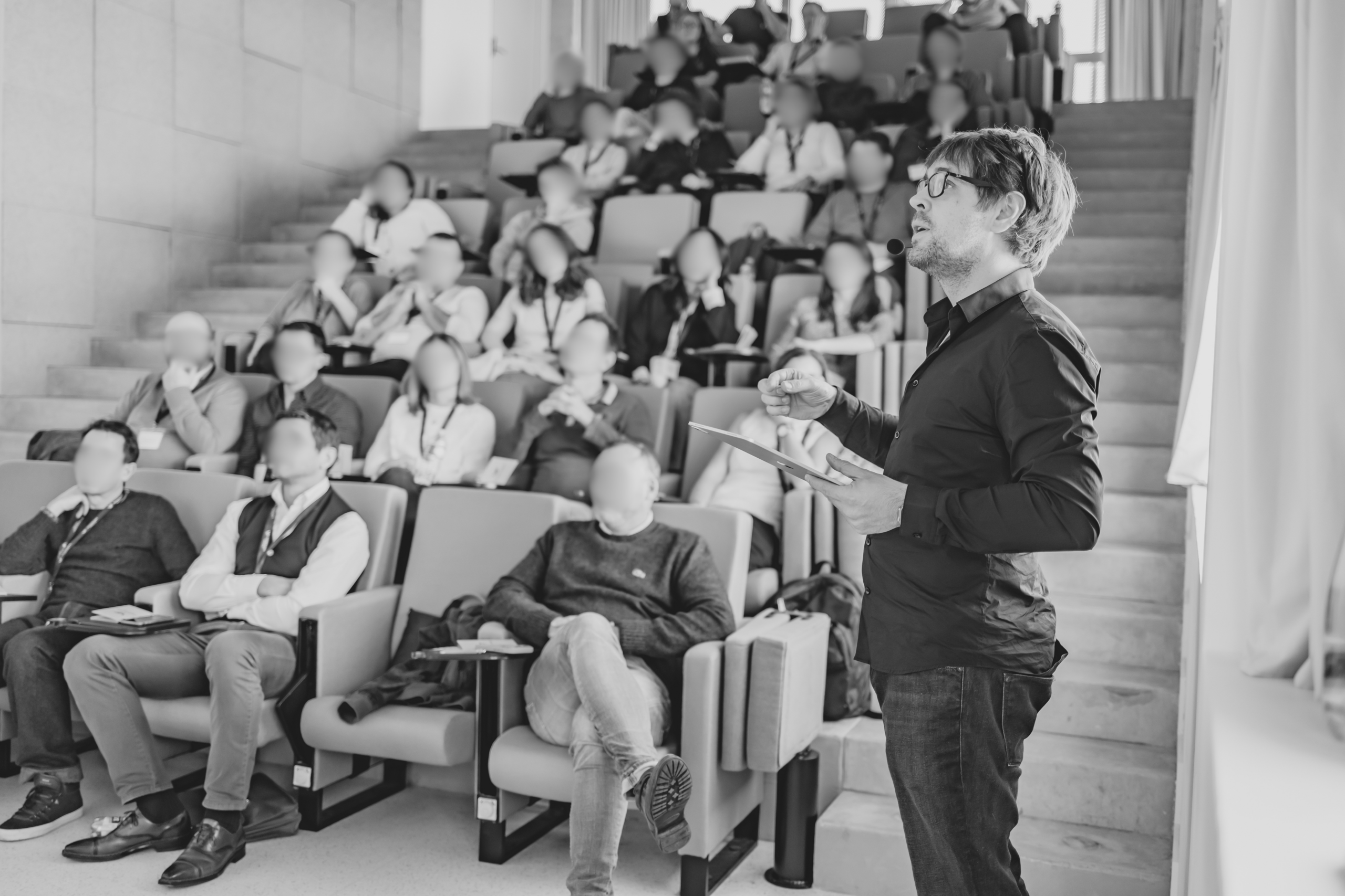 Amphithéâtre à louer à Nantes pour réceptions, séminaires, présentations, corporate, écran dynamique 4K